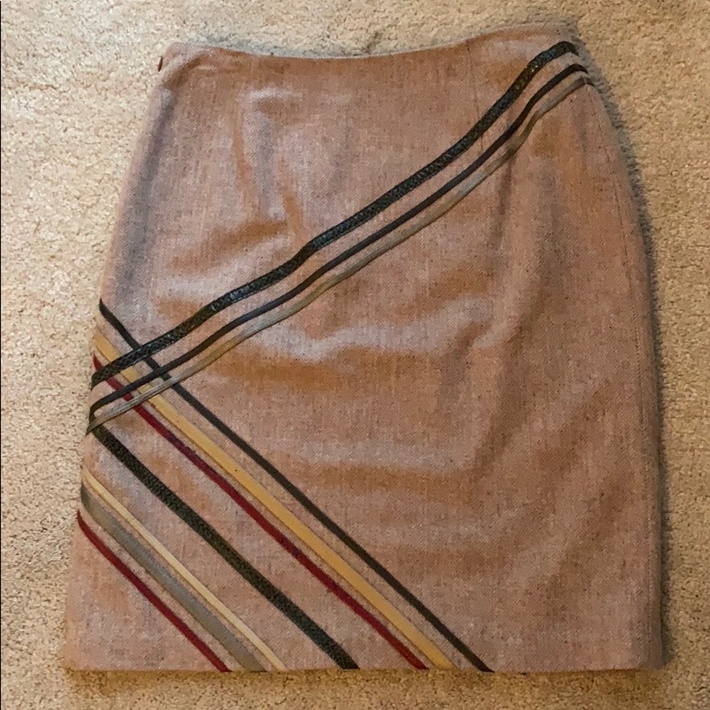 Wool herringbone pattern skirt with leather trim